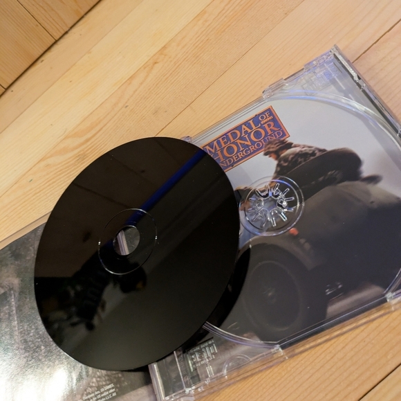 Medal of Honor: Underground for PlayStation Used - - Picture 6 of 7